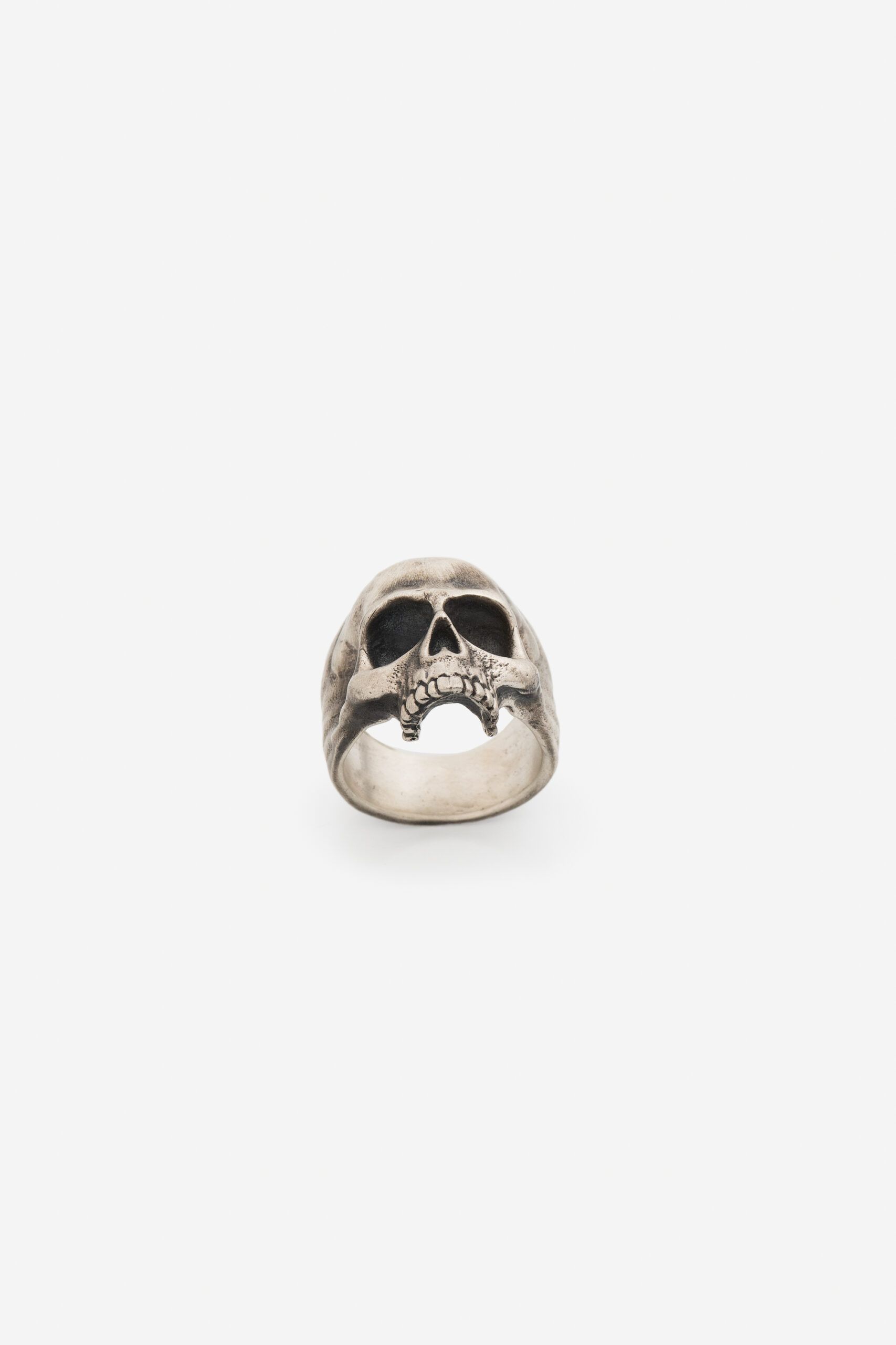 Anillo de calavera en plata, fotografía de joyería