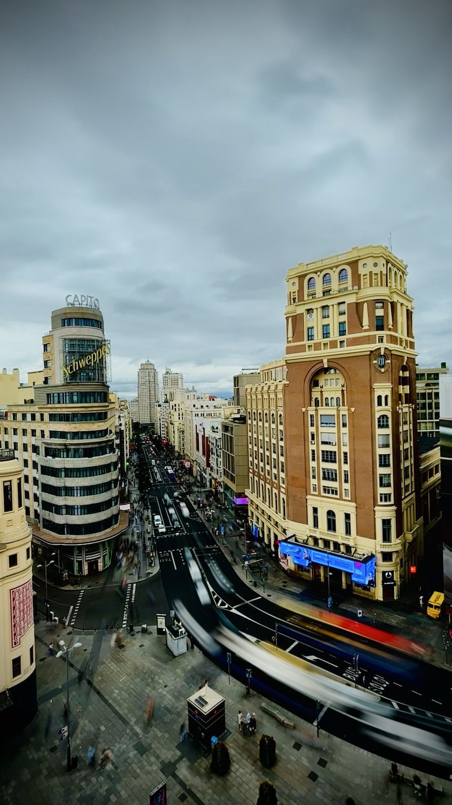 Fotografía de Gran Vía de Madrid trabajada, con estelas de movimiento y un color más intenso.