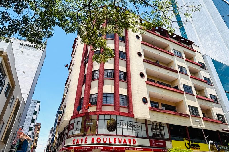 Edificio colorido fotografiado durante el recorrido