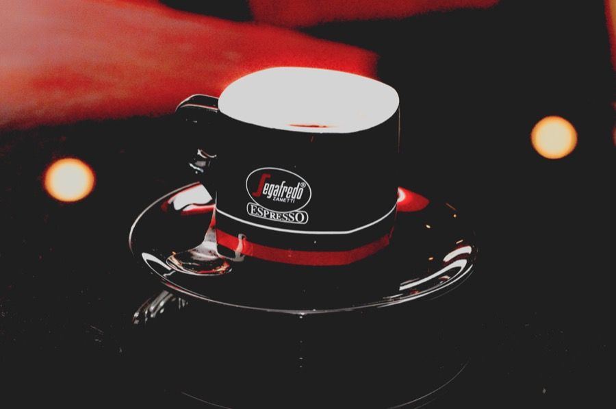 Taza de café durante la tertulia fotográfica