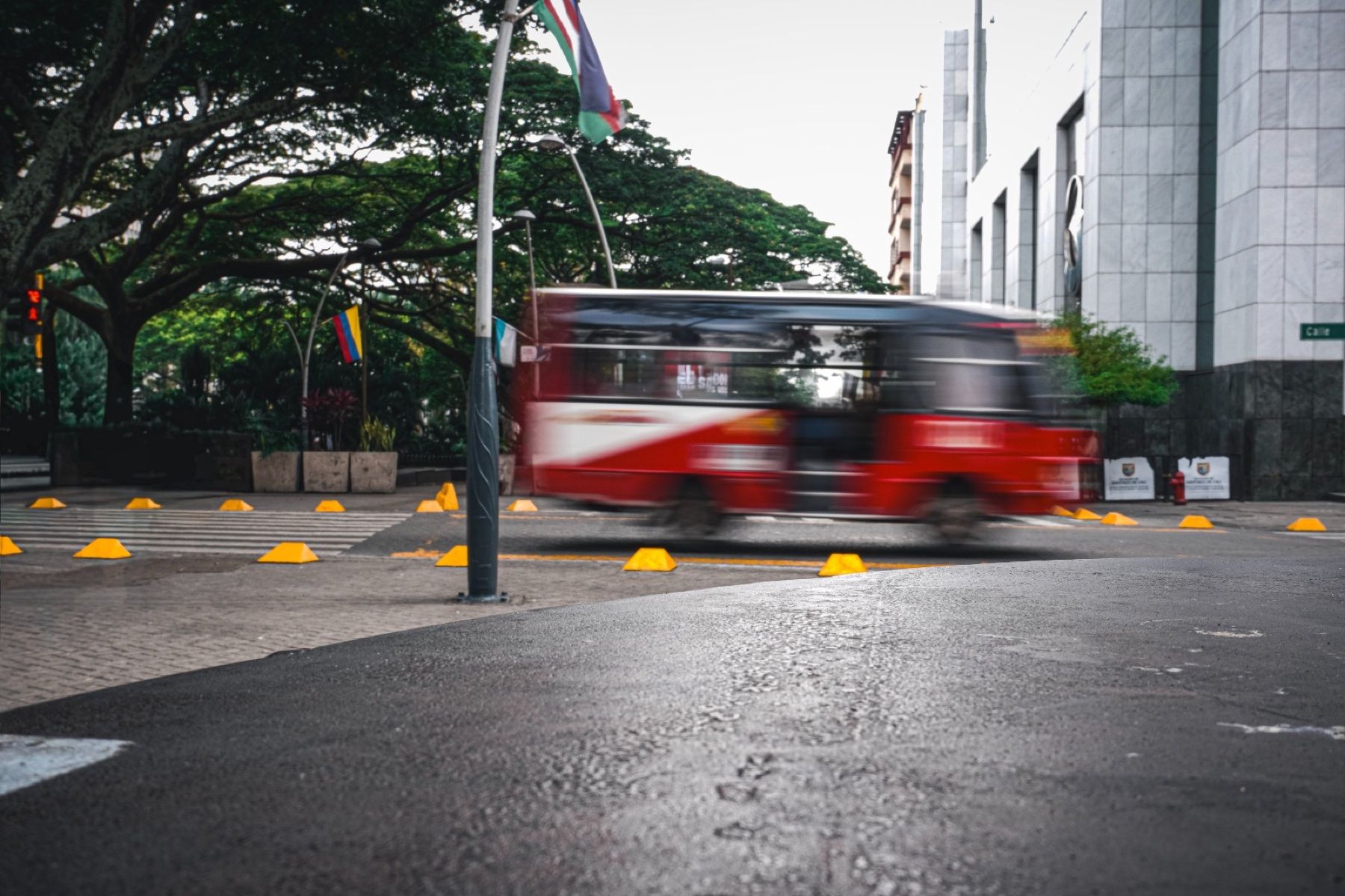 Bus rojo captado en movimiento