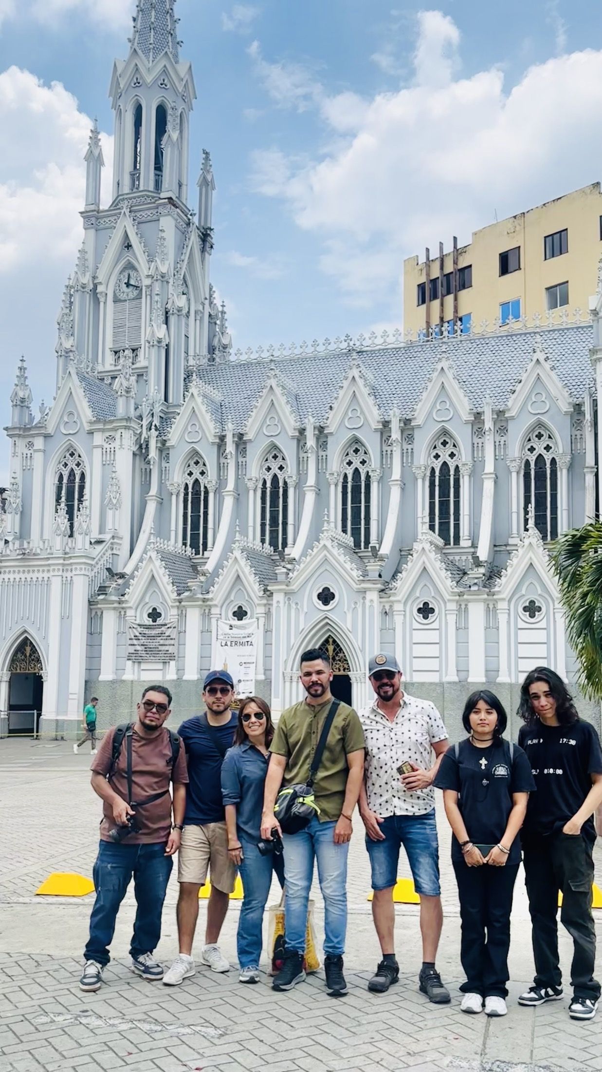 Grupo participante del Photowalk Cali frente a La Ermita