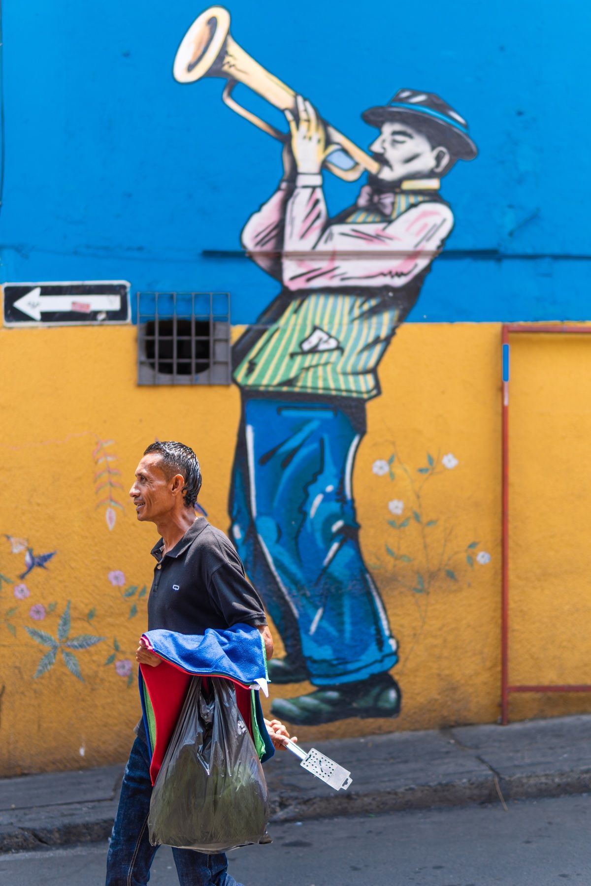 Participante fotografiando los murales de Cali