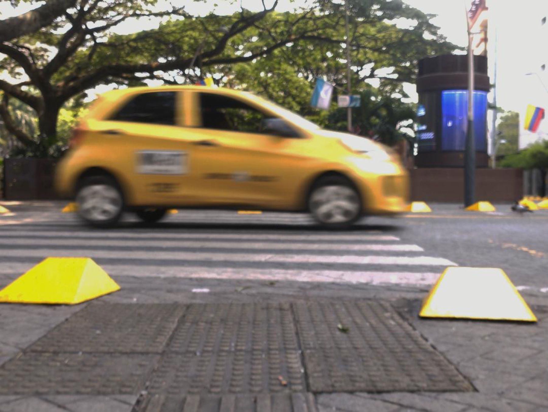 Taxi amarillo captado en movimiento